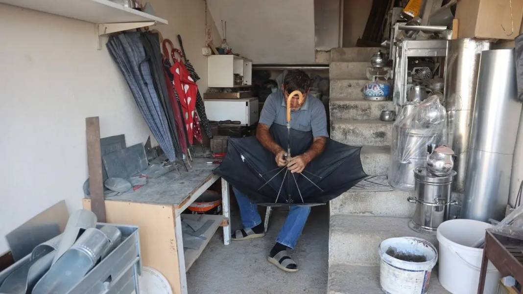 Hatay’da Kuvvetli Sağanak Sonrası Şemsiye Tamircisine Akın Başladı! 4
